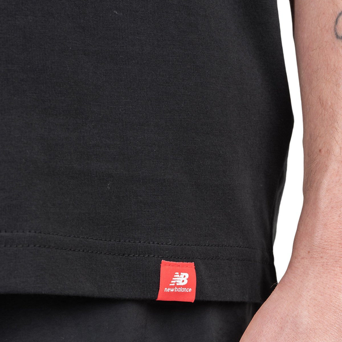 New Balance Essentials Embroidered T-Shirt (Schwarz) - Allike Store