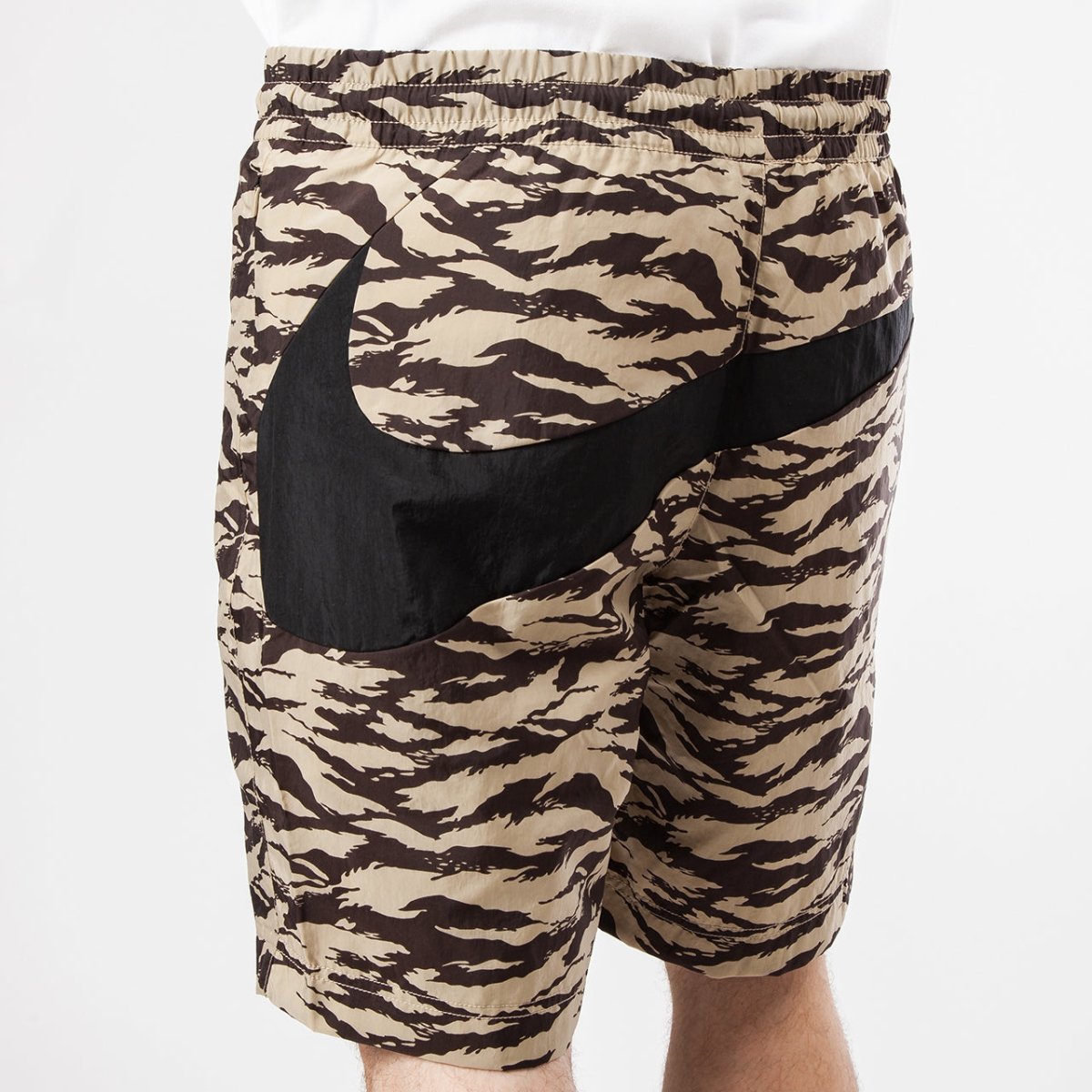 Nike NSW Printed Swoosh Woven Shorts (Khaki / Schwarz) - Allike Store