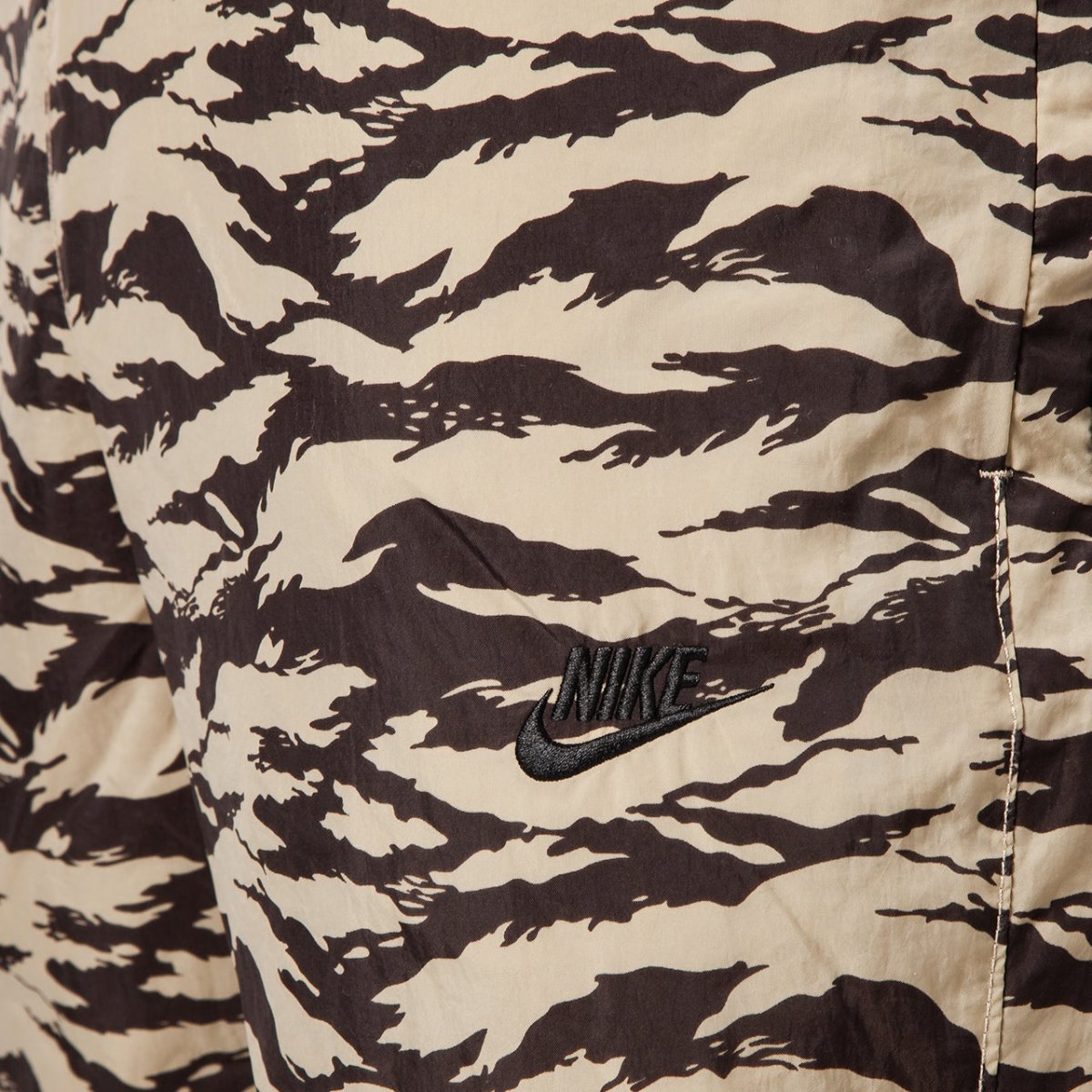 Nike NSW Printed Swoosh Woven Shorts (Khaki / Schwarz) - Allike Store