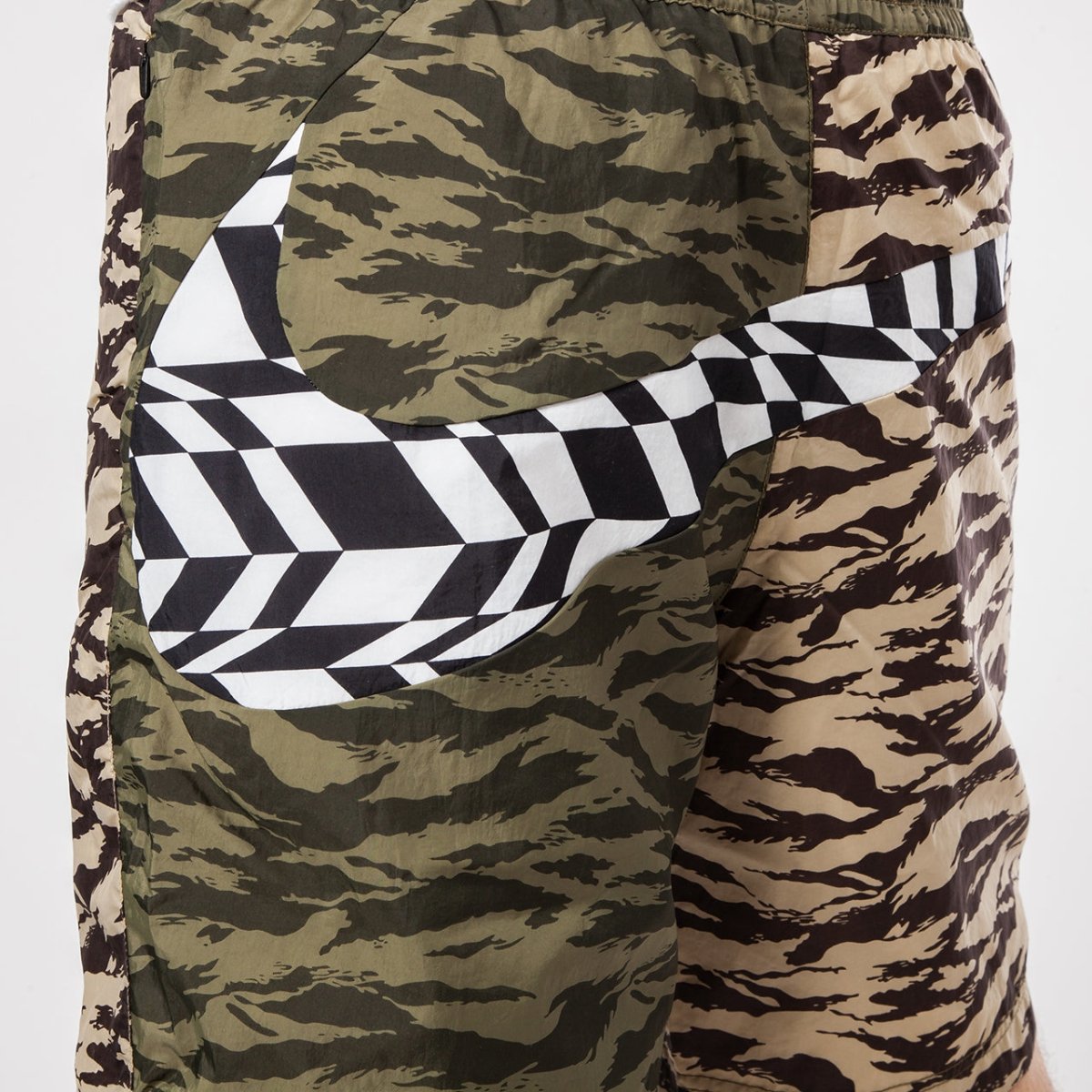 Nike NSW Printed Swoosh Woven Shorts (oliv / weiß) - Allike Store