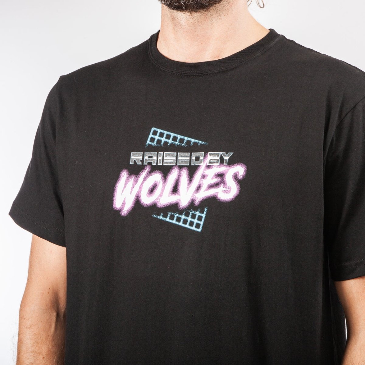 Raised by Wolves Vaporwave T-Shirt (Schwarz) - Allike Store