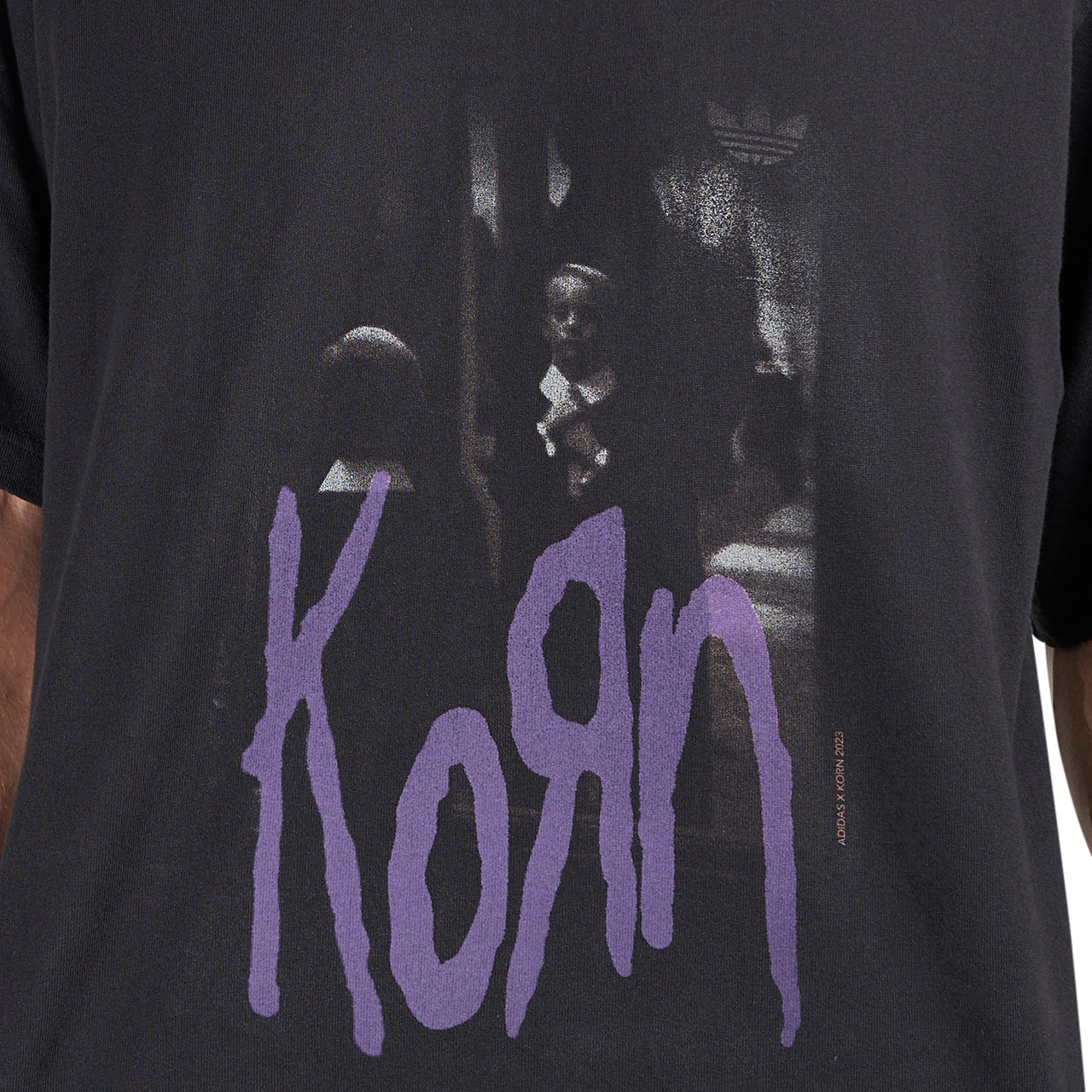 adidas x Korn Graphic Tee (Dunkelgrau / Lila)  - Allike Store