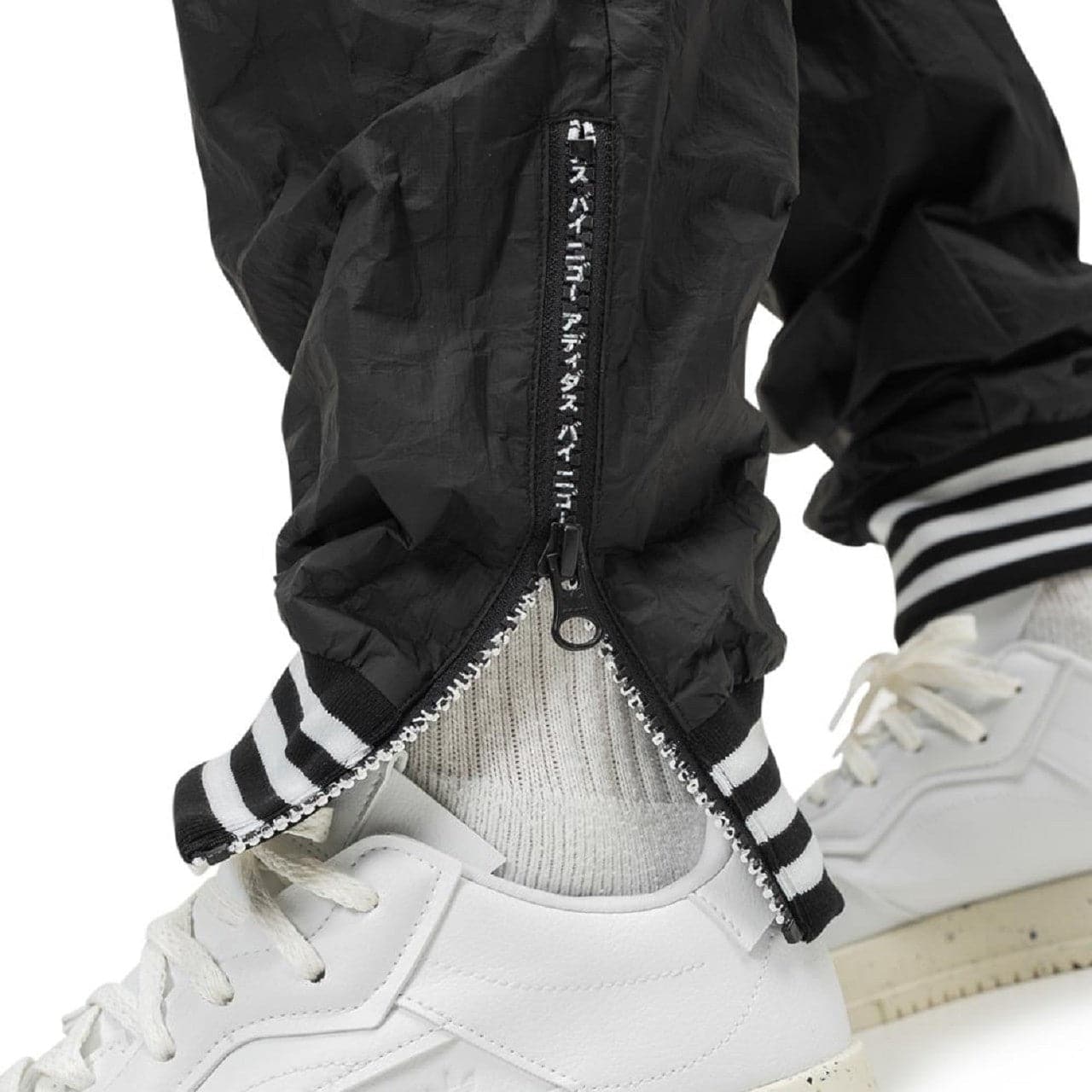 【ADIDAS】Originals Woven Track Pants JV9286 adidas Woven Track Pants | Foot Locker Canada