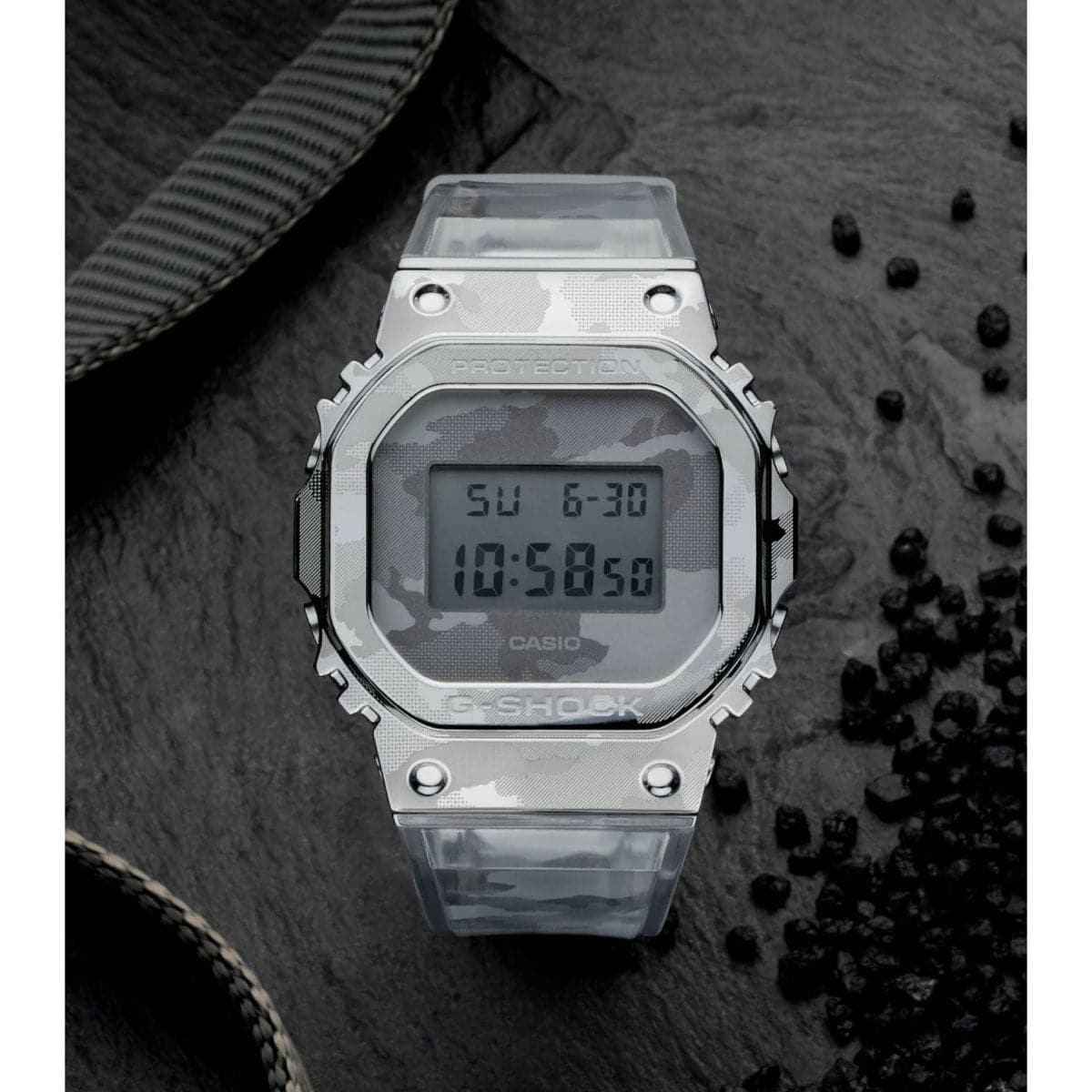 Casio G-Shock GM-5600SCM-1ER (Silber / Transparent)