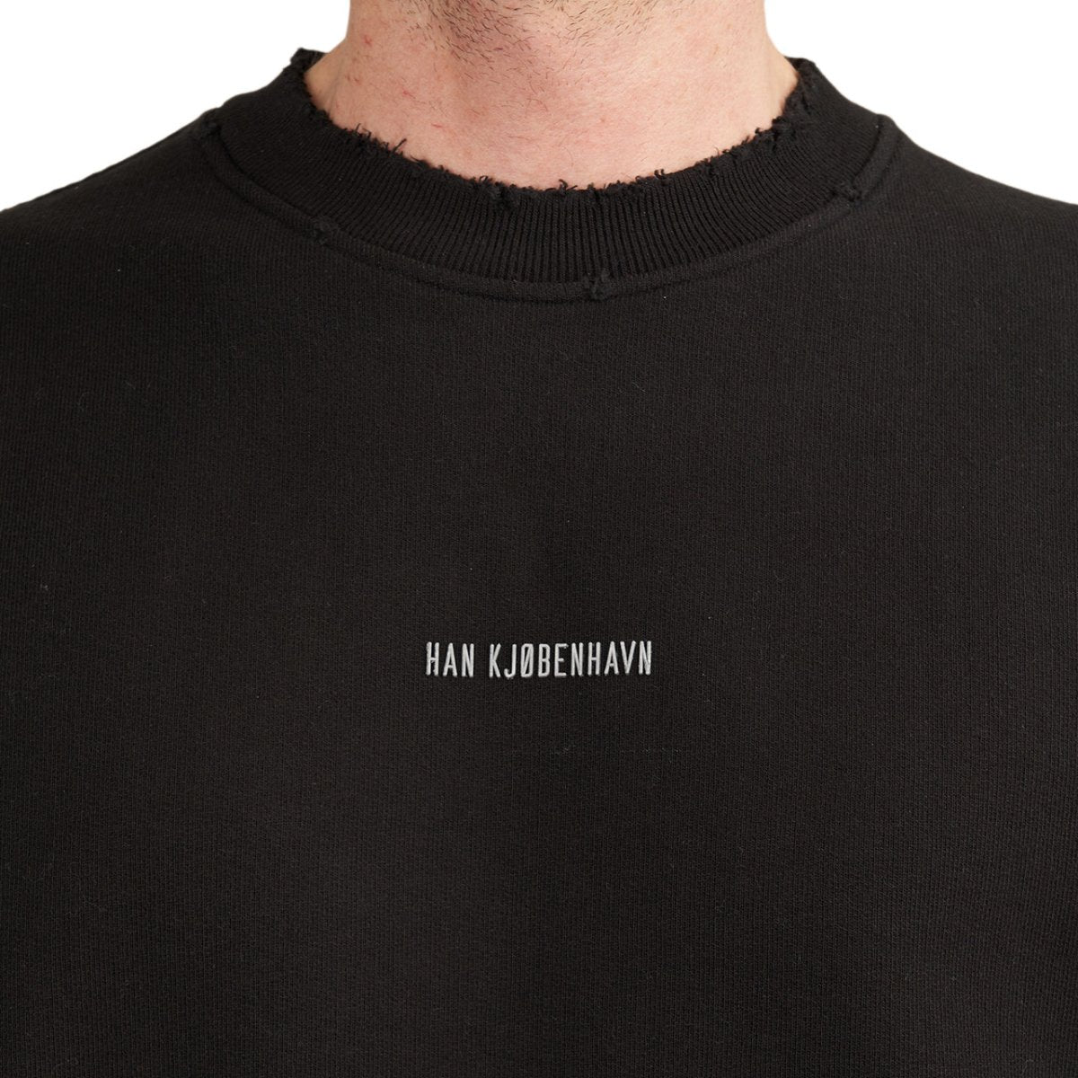 Han Kjobenhavn Distressed Crew Logo (Schwarz)  - Allike Store