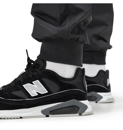 New Balance MP01506 BK Athletics Archive Pant (Schwarz)