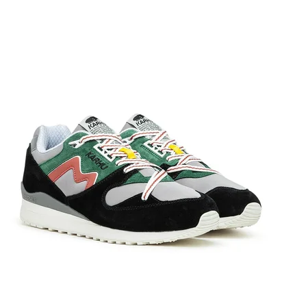 Karhu Synchron Classic 'Fear Bear' (Schwarz / Rot)