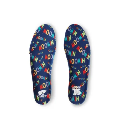 Karhu x Moomin Aria 95 'But No High Hill' (Khaki / Blau)