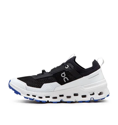 On WMNS Cloudultra 2 (Schwarz / Weiß / Blau)