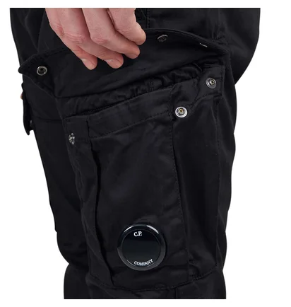 C.P. Company Stretch Sateen Lens Cargo Pants (Schwarz)