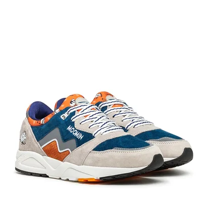 Karhu x Moomin Aria 95 'But No High Hill' (Khaki / Blau)