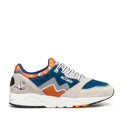 Karhu x Moomin Aria 95 'But No High Hill' (Khaki / Blau)