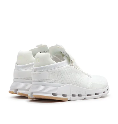 On Cloudnova Undyed (Weiß)