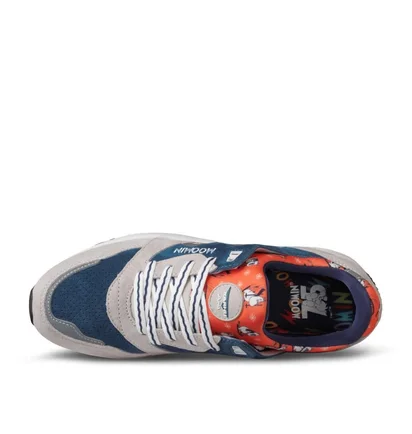 Karhu x Moomin Aria 95 'But No High Hill' (Khaki / Blau)