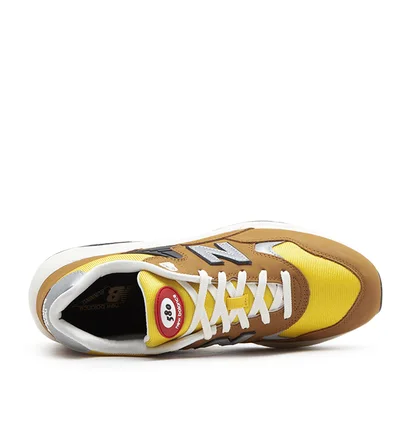New Balance MT580AB2 (Braun / Gelb)