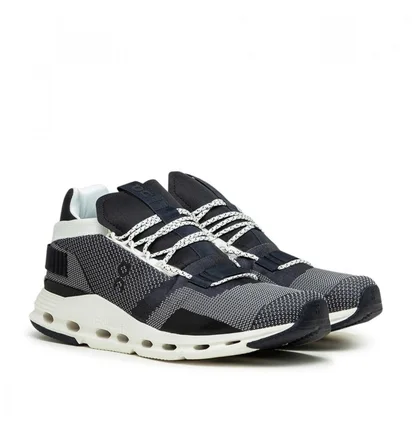 On Cloudnova (Schwarz / Navy / Weiß)