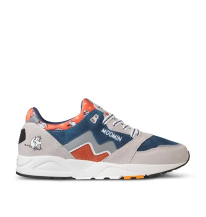 Karhu x Moomin Aria 95 'But No High Hill' (Khaki / Blau)