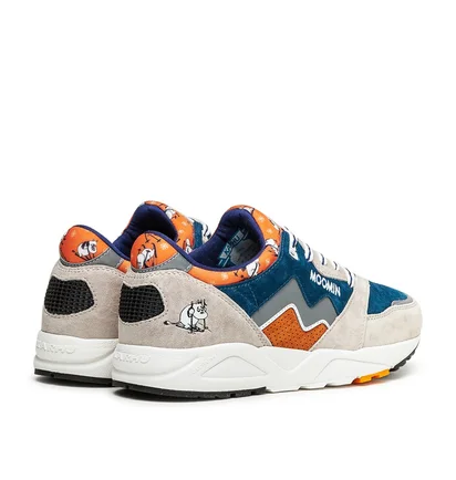 Karhu x Moomin Aria 95 'But No High Hill' (Khaki / Blau)