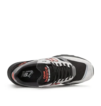 New Balance M1530 VA 'Made in England' (Grau / Schwarz / Rot)