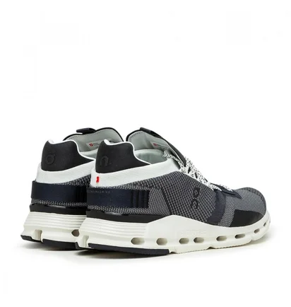 On Cloudnova (Schwarz / Navy / Weiß)