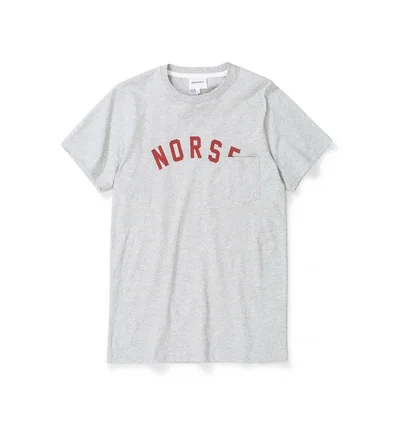 Norse Projects Niels Classic Ivy Logo (Grau)
