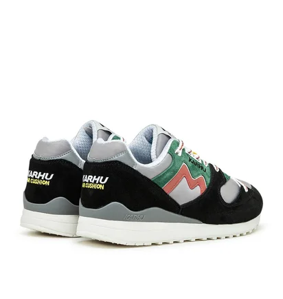 Karhu Synchron Classic 'Fear Bear' (Schwarz / Rot)