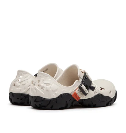 Crocs All Terrain Atlas Clog (Beige / Schwarz)