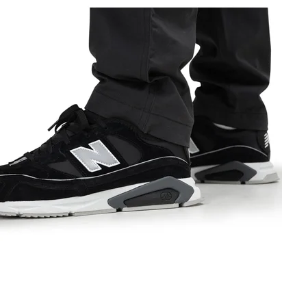 New Balance MP01504 BK Athletics Woven Pant (Schwarz)