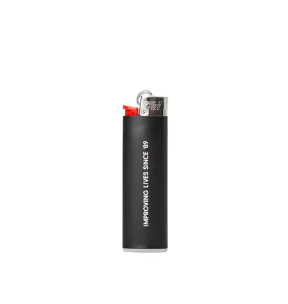 Allike Lighter ''Improving Lives Since '09'' (Schwarz)